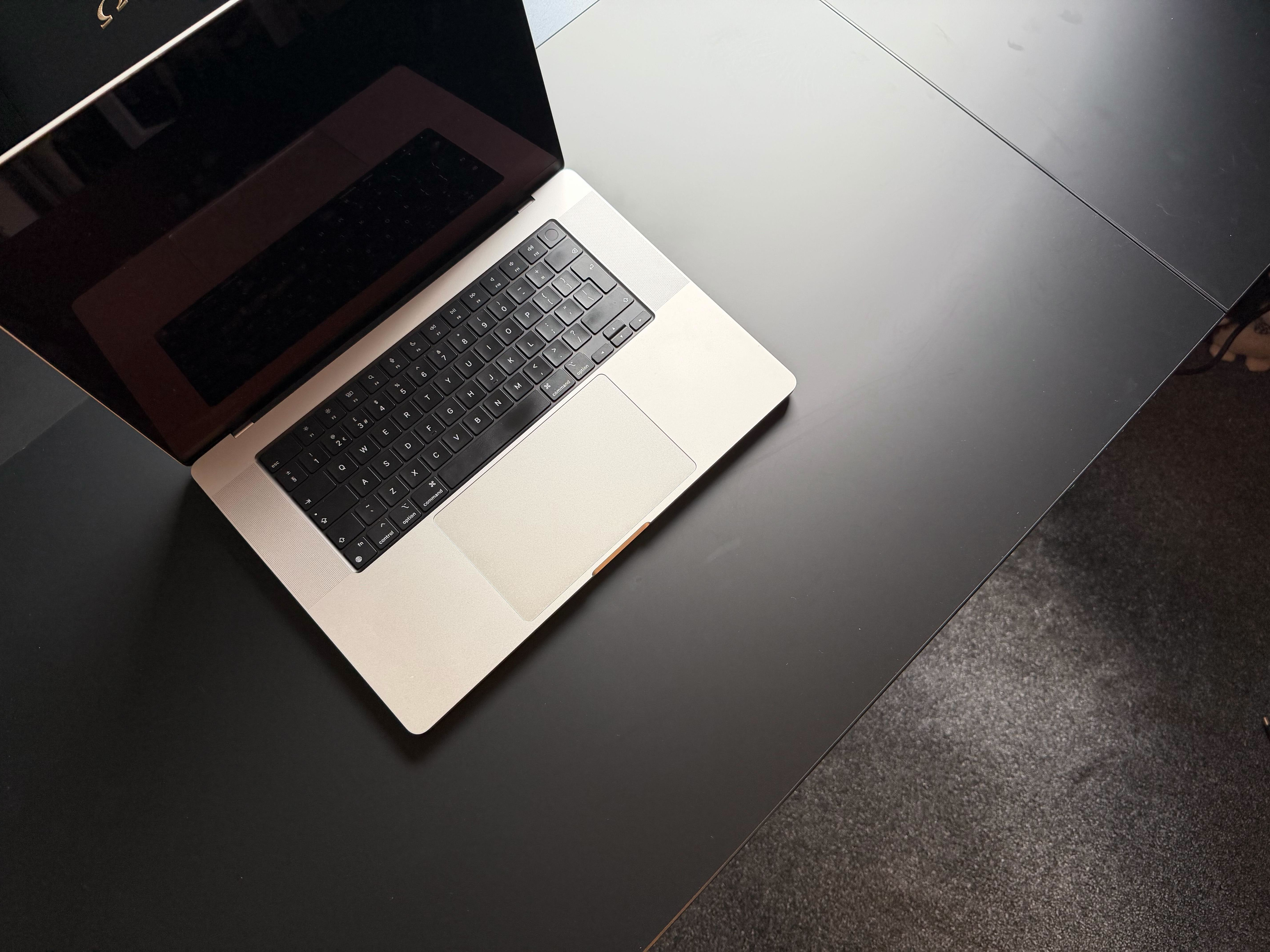 Secretlab Magnus Evo desk, with spaces between panels.